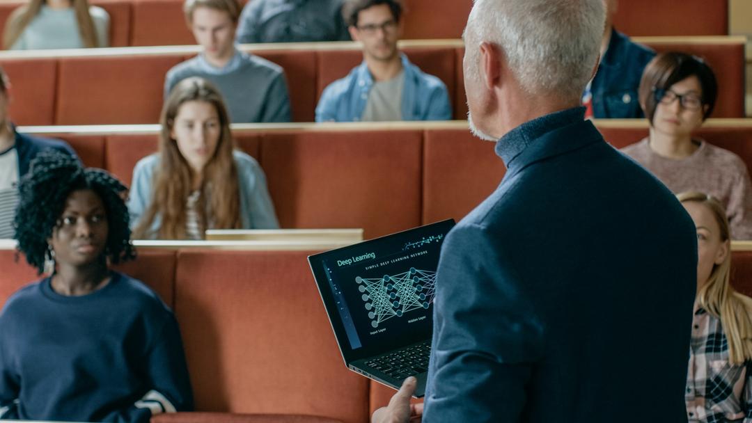 Professeur donnant un cours d'IA à l'université