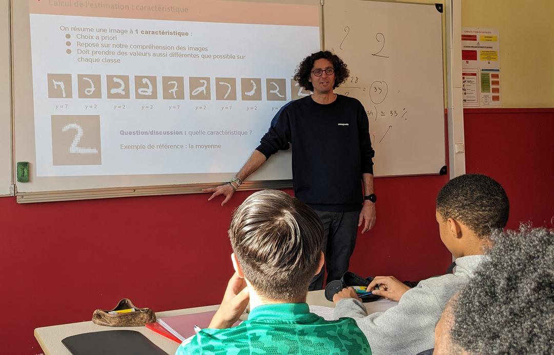 Professeur donnant un cours de maths de lycée