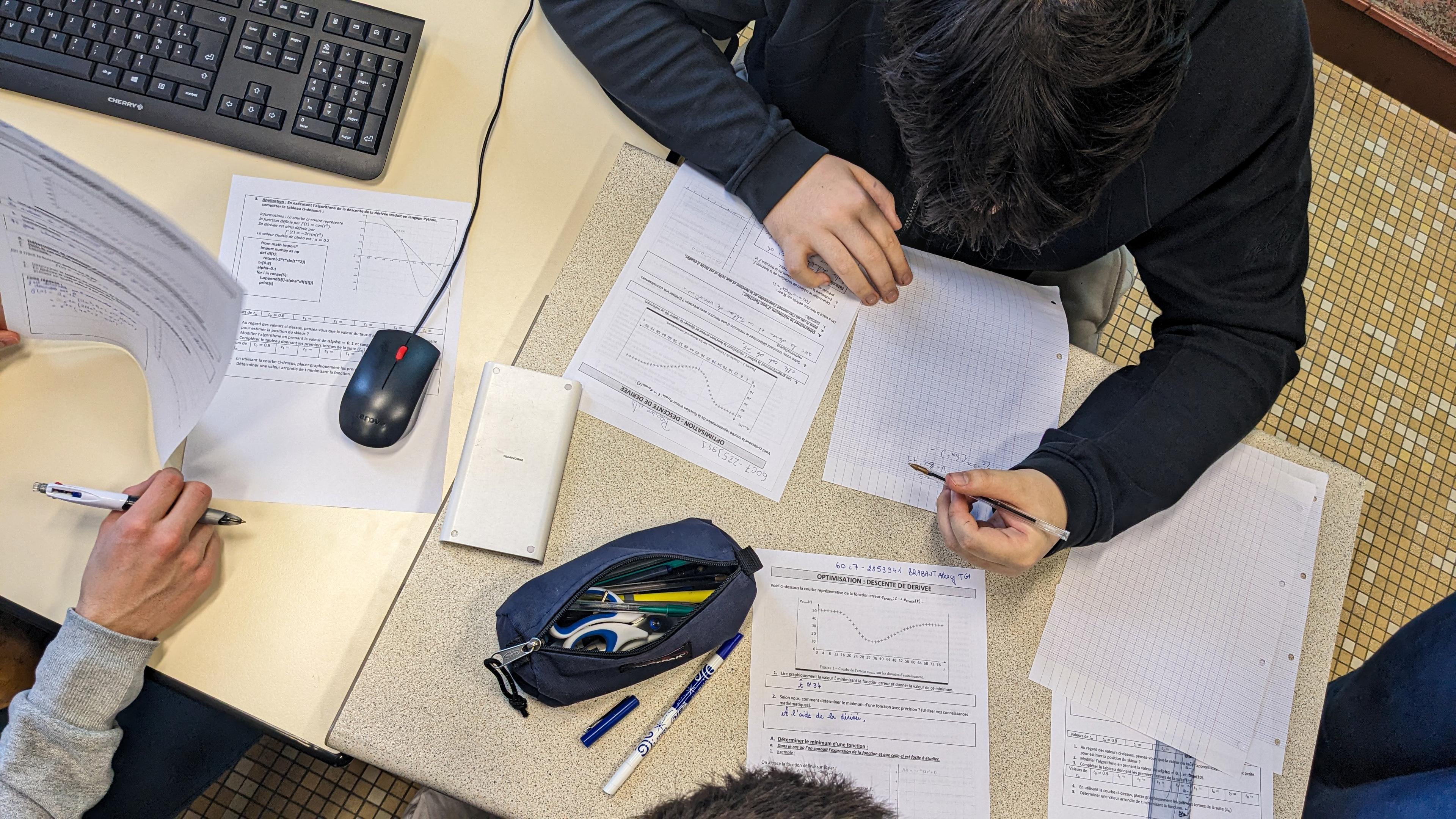 Elève en train de faire des exercices sur feuille